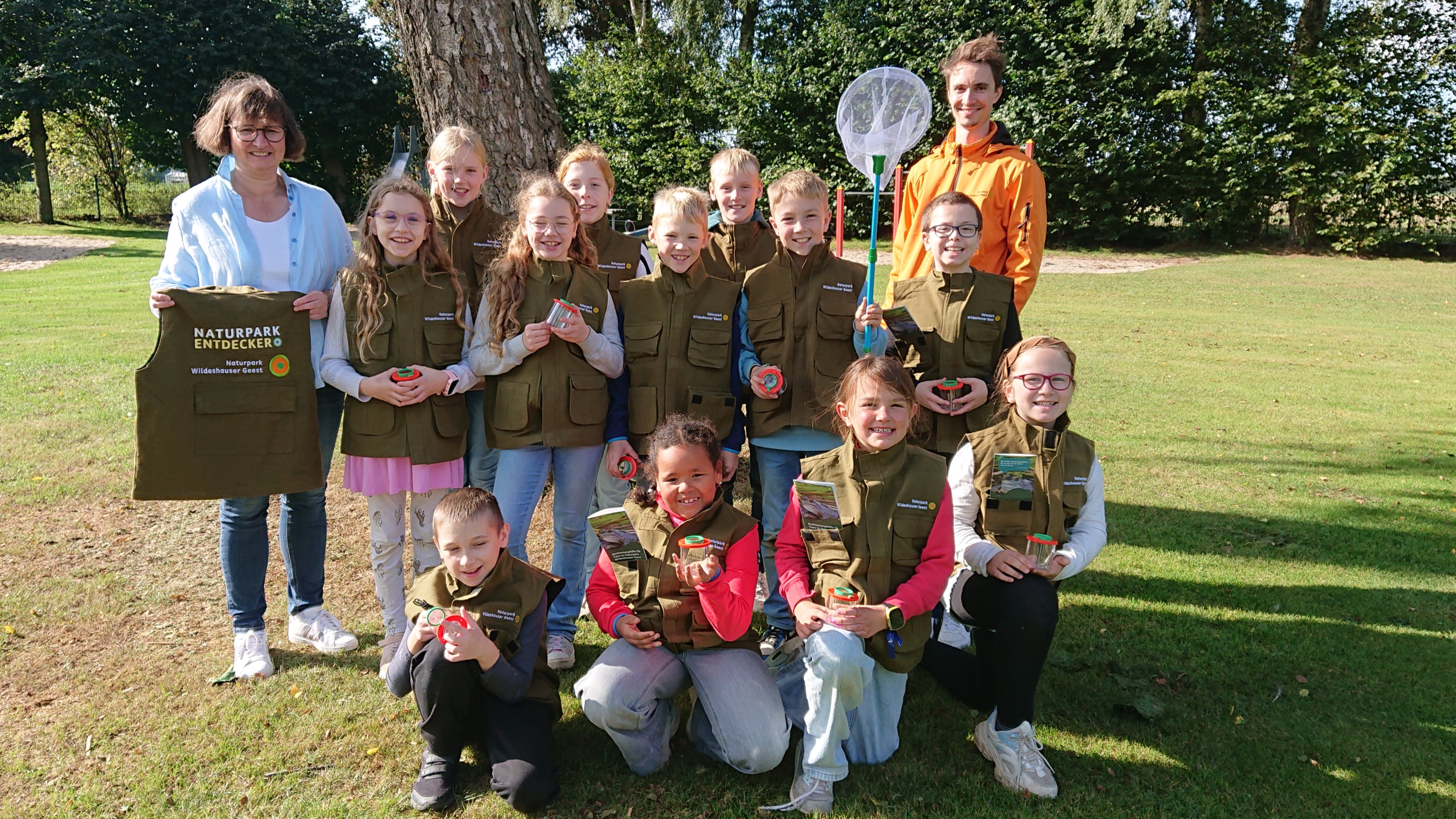 Gruppenbild mit Schulleiterin Bianka Tapke-Jost, Schulklasse 4 und Naturpark-Mitarbeiter Jonas Marhoff (vlnr)